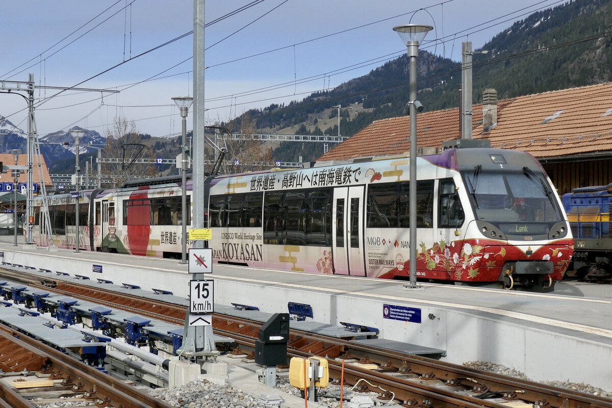 MOB Be 4/4 5002  Sister Railway  Werbung am 19.2.23 bei der Abfahrt in Zweisimmen.