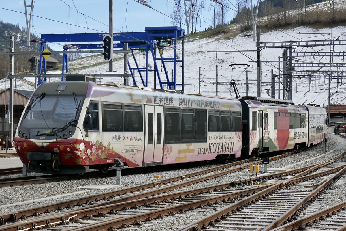 MOB Be 4/4 5002  Siter Railway  Werbung am 19.2.23 nach der Abfahrt in Zweisimmen.