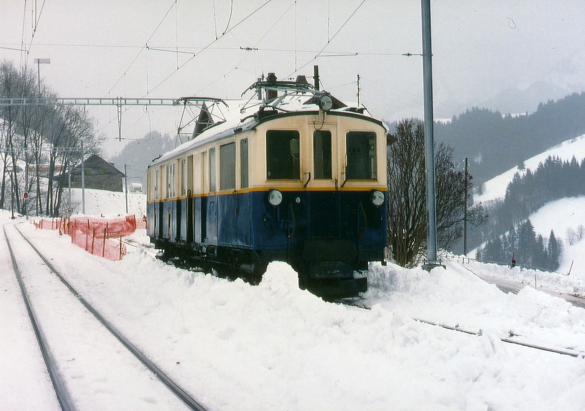 MOB: De 4/4 28 (1924) auf einer Dienstfahrt in Allières im Winter 1996. Noch mehrere Jahre gehörte dieser rüstige Veteran als EINZIGER DIESER GENERATION zum Fahrzeugbestand der MOB. Eingesetzt wurde er für die Führung von historischen Sonderzüge sowie hauptsächlich Dienstzügen auf der MOB, CEV und der BC.     
Foto: Walter Ruetsch