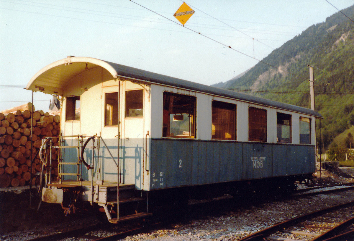 MOB: Der damals älteste Personenwagen B 61 abgestellt in Montbovon im Mai 1979.
Foto: Walter Ruetsch