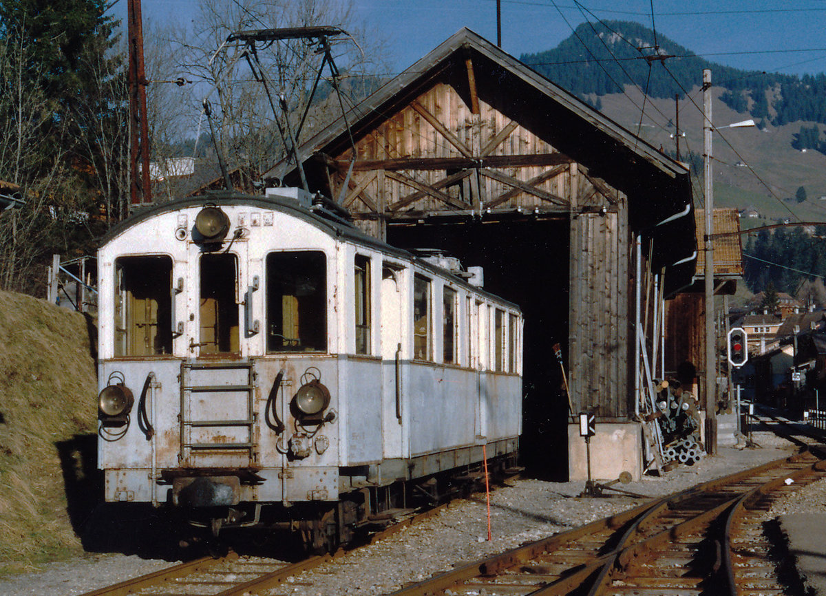 MOB: Der langjährige Rangiertriebwagen BFe 4/4 16 aus dem Jahre 1905 vor dem alten Lokschuppen in Château-d'Oex im März 1982. Dieser vom Tramverein Bern gerettete Triebwagen wartet bereits seit mehreren Jahren in einer Lagerhalle in Aarberg auf die Aufarbeitung.
Foto: Walter Ruetsch