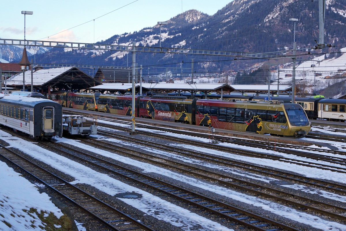 MOB: Die Doppeltraktion der Serie Be 4/4 5001-5004 ist am 2. Januar 2014 soeben von der Lenk her im Endbahnhof Zweisimmen eingetroffen.
Foto: Walter Ruetsch