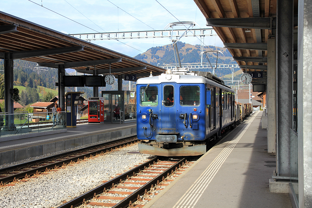 MOB Dienstfahrzeug BDe 4/4 Nr. 3006 fährt mit Wagen durch den Bahnhof Gstaad, 19. Okt. 2016, 11:36