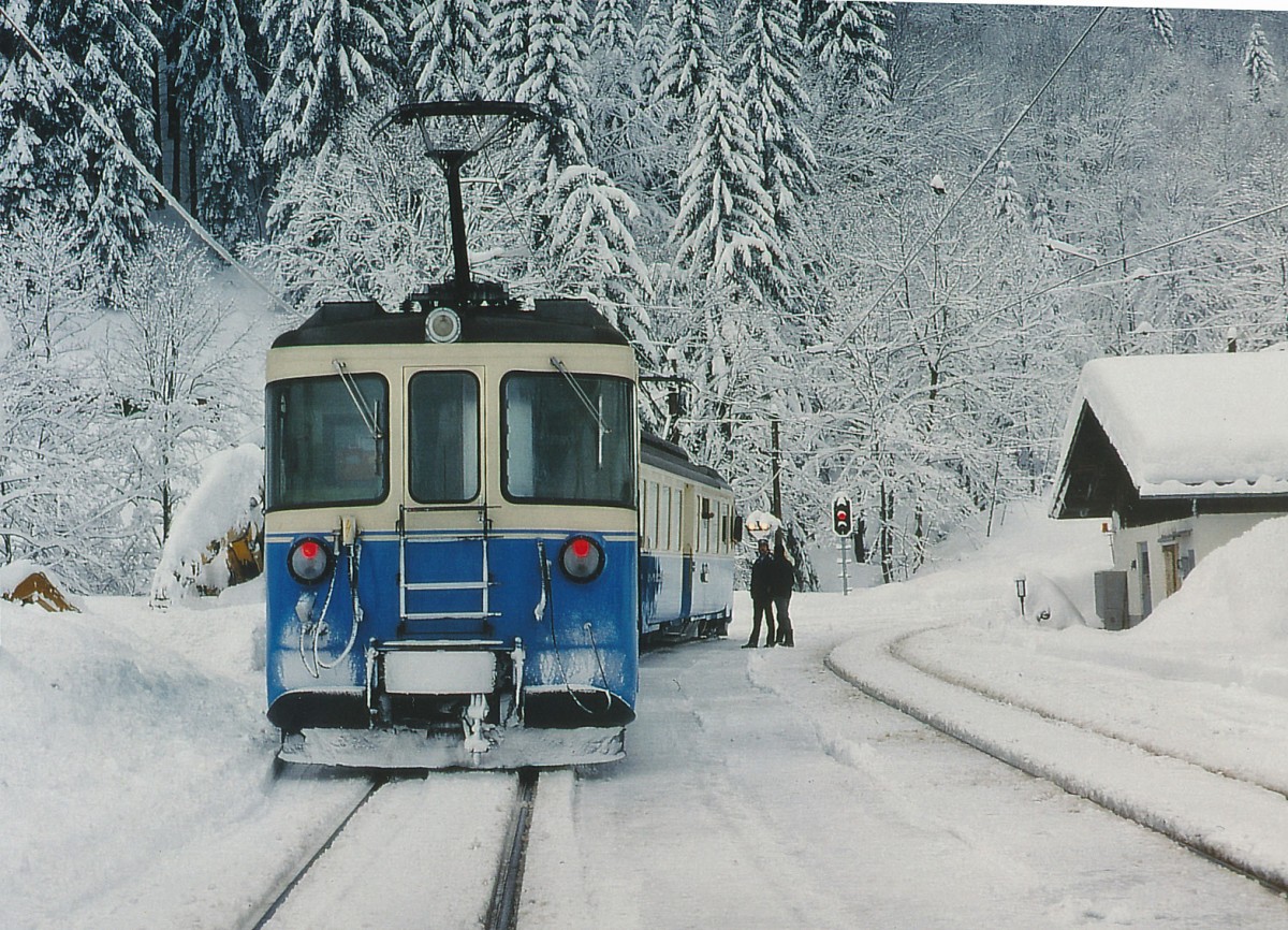 MOB: Ein Regionalzug mit einem ABDe 8/8 wartet im Dezember 1997 auf der Station Les Cases eine Zugskreuzung ab.
Foto: Walter Ruetsch