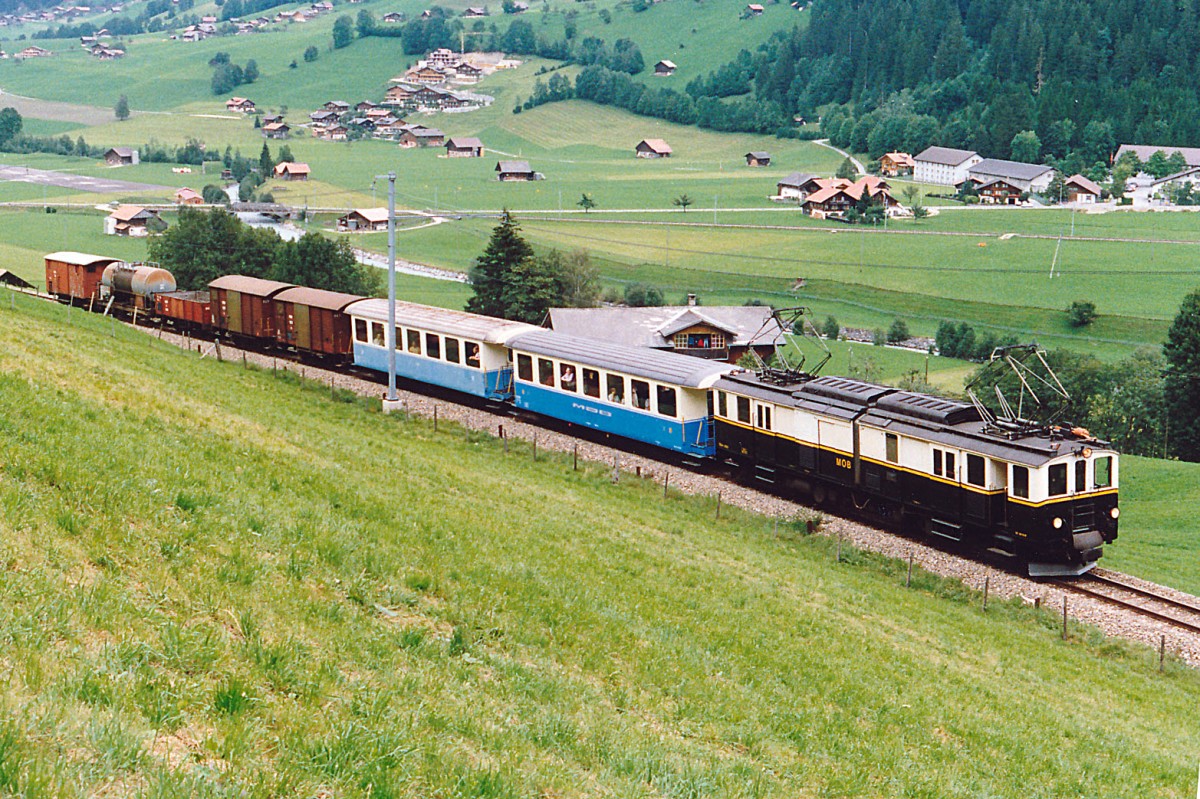 MOB: Einer der beiden DZe 6/6 (2001-2002, 1932) mit einem GmP als Sonderzug oberhalb Zweisimmen unterwegs am 9. September 1988.
Foto: Walter Ruetsch