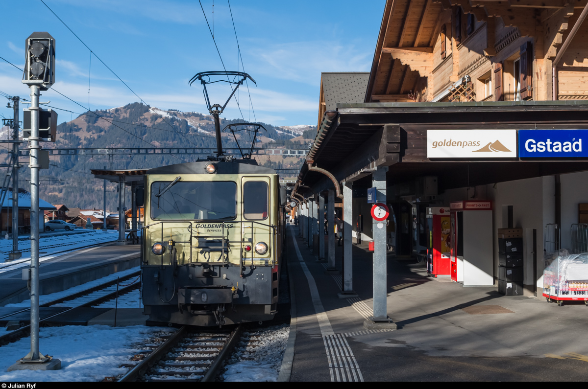 MOB GDe 4/4 6003  Train du Chocolat  wartet am 24. Dezember 2015 mit einem Regio in Gstaad auf die Weiterfahrt.