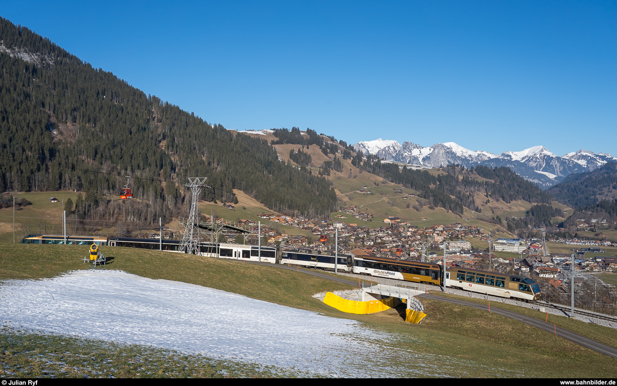 MOB GDe 4/4 6005 mit GoldenPass Panoramic am 5. Januar 2020 kurz vor dem Endbahnhof Zweisimmen. Im Vordergrund eigentlich die Skipiste...