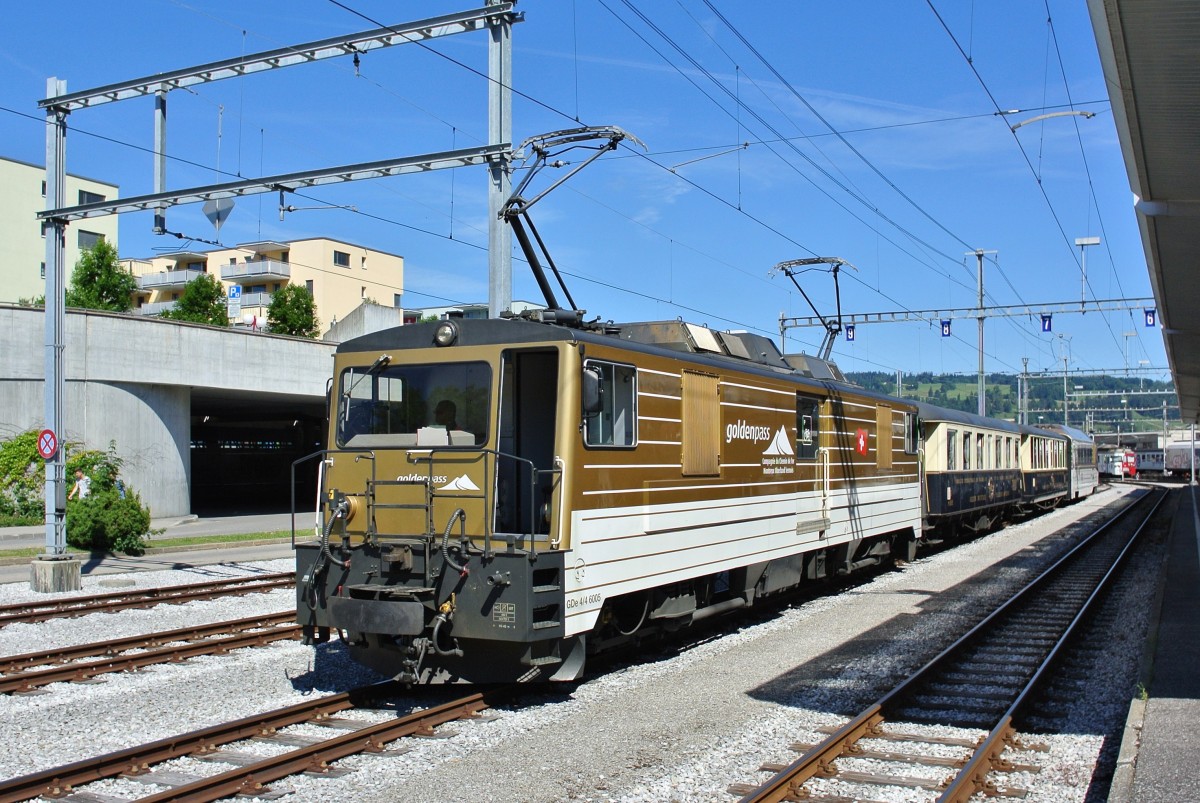 MOB GDe 4/4 6005 mit Ars 101, As 102 und Ast 117 als Train de Chocolat in Bulle, 01.07.2014.