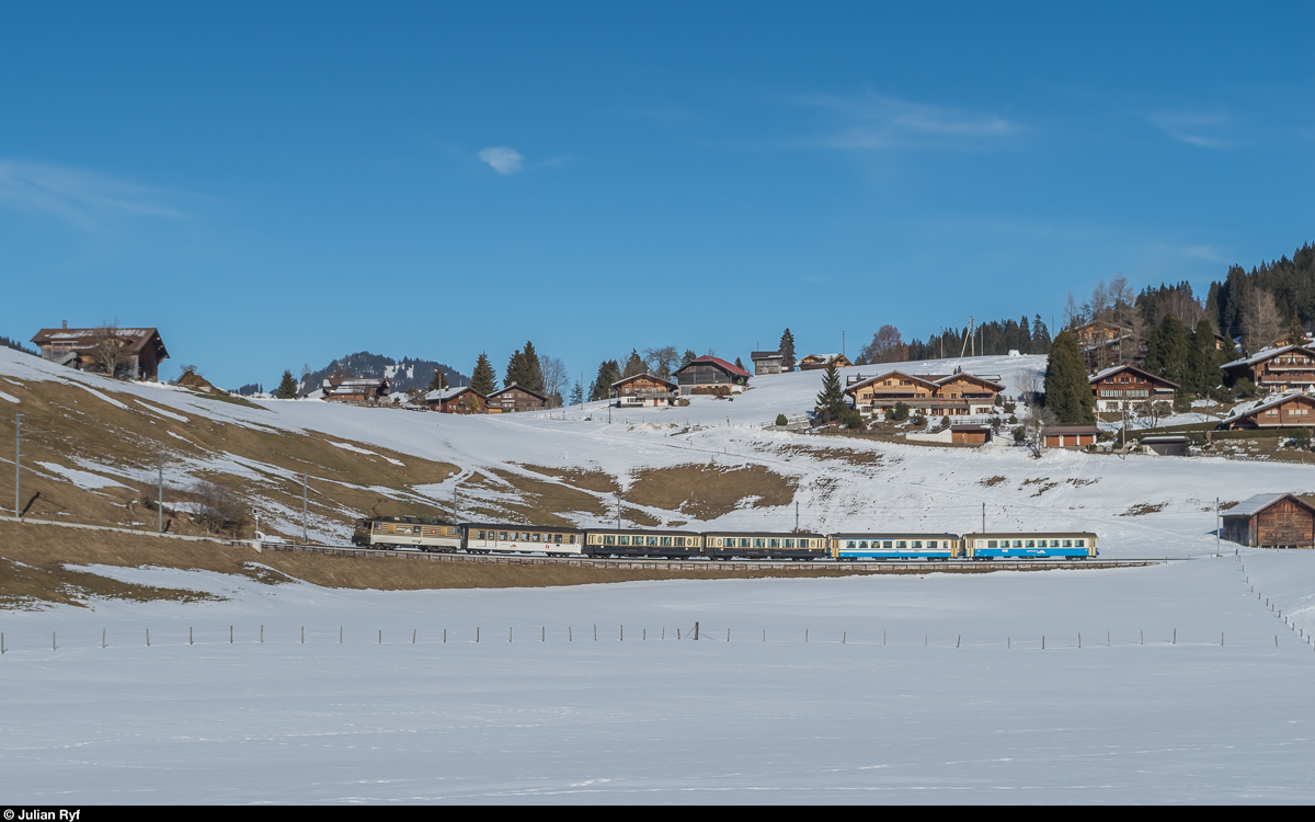 MOB GDe 4/4 6005 mit dem GoldenPass Classic, der am 13. Februar 2017 nur gerade zwei entsprechende Wagen mitführt (oder gelten die hellblauen Wagen etwa auch schon als  Classic ?), zwischen Gruben und Schönried.