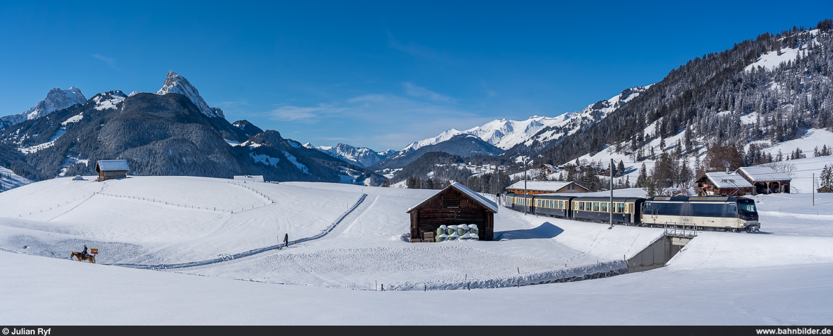 MOB Ge 4/4 8002 mit GoldenPass Classic Zweisimmen - Montreux am 23. Januar 2021 bei Gruben.