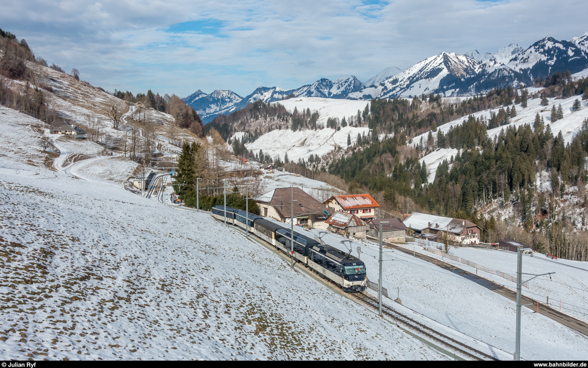 MOB Ge 4/4 8004 mit Regio Zweisimmen - Montreux am 4. März 2018 bei Allières.