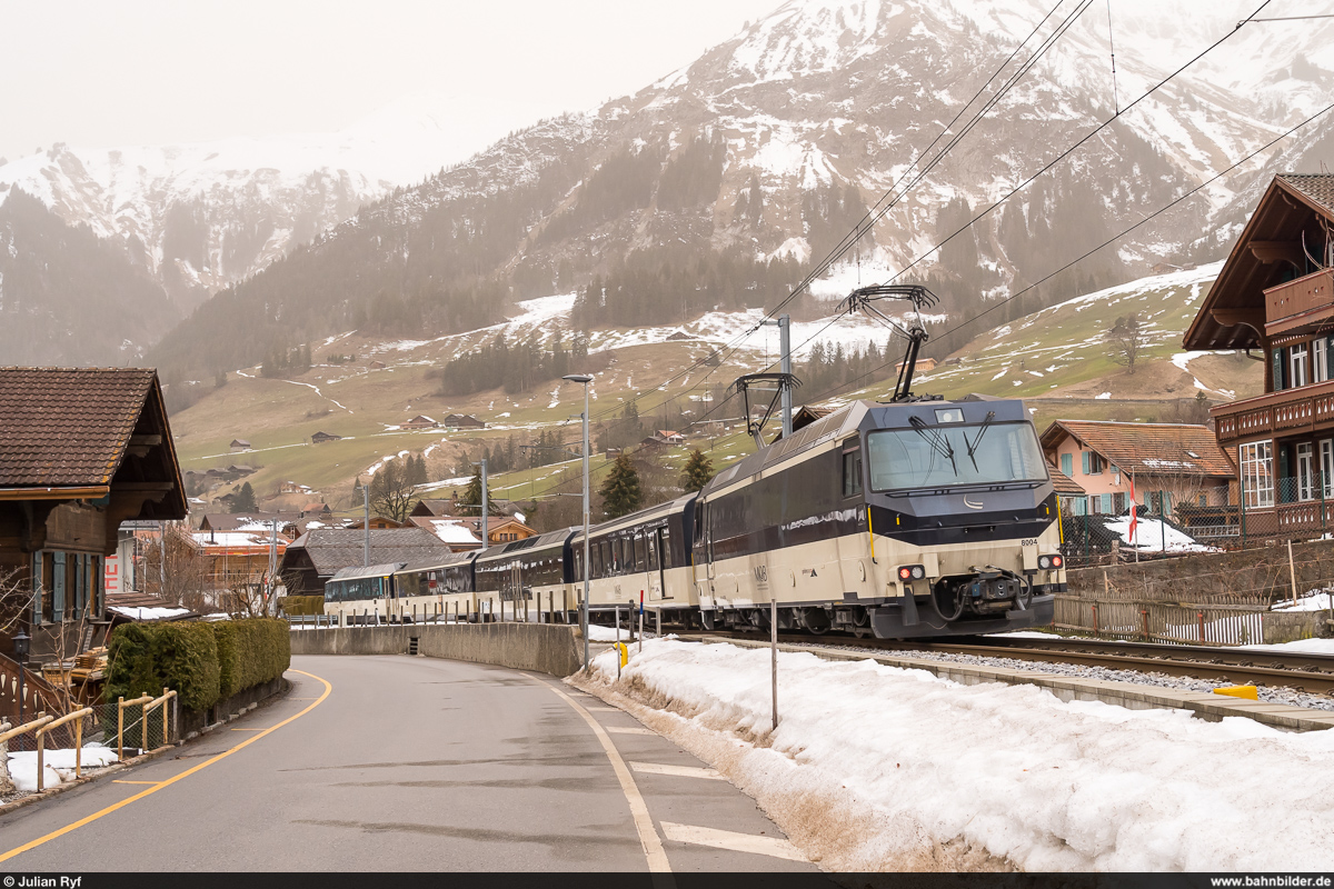 MOB Ge 4/4 8004 mit GoldenPass Panoramic Zweisimmen - Montreux am 6. Februar 2021 bei Château-d'Oex La Palaz. Die Schweiz war an diesem Tag von einer grossen Menge Saharastaub betroffen.