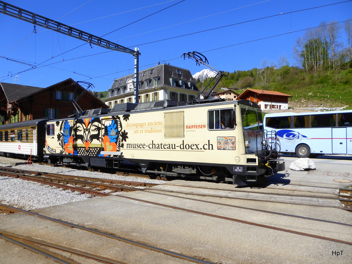 MOB Goldenpass - Lok GDe 4/4 6001 mit Regio nach Montreux beim verlassen des Bahnhofs von Montbovon am 05.05.2016
