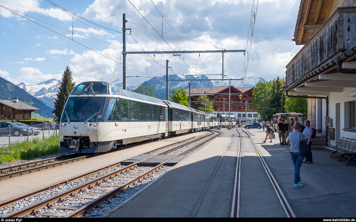 MOB GoldenPass Panoramic 2228 mit führendem Ast 151 am 21. Mai 2020 in Schönried. Die schiefen Holzmasten wurden hier leider vor kurzem durch eine moderne Fahrleitungsanlage ersetzt.