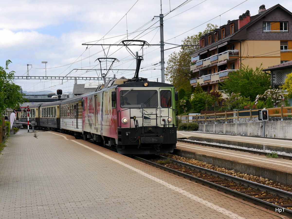 MOB - Goldenpass Schnellzug ( Belle Epoque ) bei der einfahrt in den Bahnhof von Chernex an der Spitze die Werbelok GDe 4/4 6006 am 09.05.2017