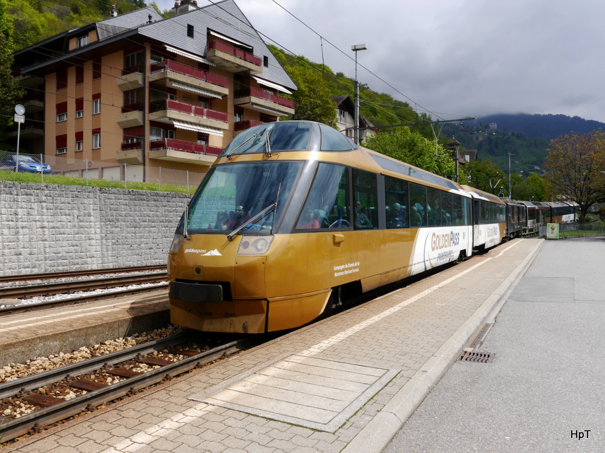 MOB - Goldenpass Schnellzug bei der einfahrt in den Bahnhof von Chernex an der Spitze der Steuerwagen Ast 152 am 09.05.2017