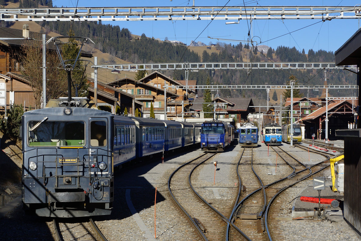 MOB: Impressionen des Bahnhofs Zweisimmen vom 1. und 8. Januar 2017.
Im Vergleich zum 8. Januar  gab es zum Jahresbeginn noch keinen Schnee.
Foto: Walter Ruetsch  