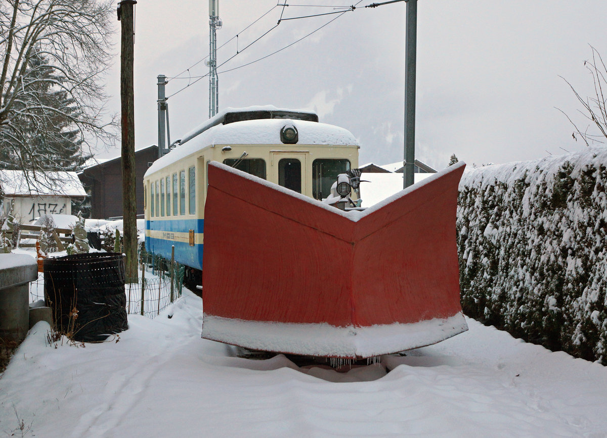 MOB:  Montreux-Berner Oberland-Bahn.
Be 4/4 1002, ehemals BA, im Winterdienst. Als am 8. Januar 2017 in der Lenk diese Aufnahme entstand, war dem Bahnfotografen noch keines Falls bewusst, dass der ehemalige  Tessiner  aus dem Jahre 1951 infolge Verschrottung das Jahr 2018 nicht mehr erleben wird.
Foto: Walter Ruetsch  
