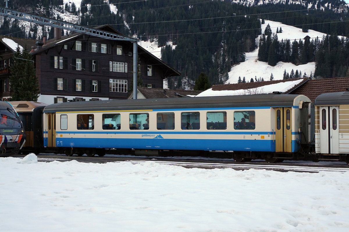 MOB:  Montreux-Berner Oberland-Bahn.
Beim genauen Hinschauen findet man auch am 8. Januar 2018 bei der MOB noch Lokomotiven und Wagen in den verschiedensten Farben. Keine Bahn in der Schweiz wechselte so oft ihr Outfit. Leider führte dieser unnötige und kostspielige Aktivismus seit vielen Jahren nie mehr zu einem einheitlichen Erscheinungsbild auf dieser herrlichen Bahnstrecke, die das Waatland mit dem Berner-Oberland verbindet. 
Foto: Walter Ruetsch   