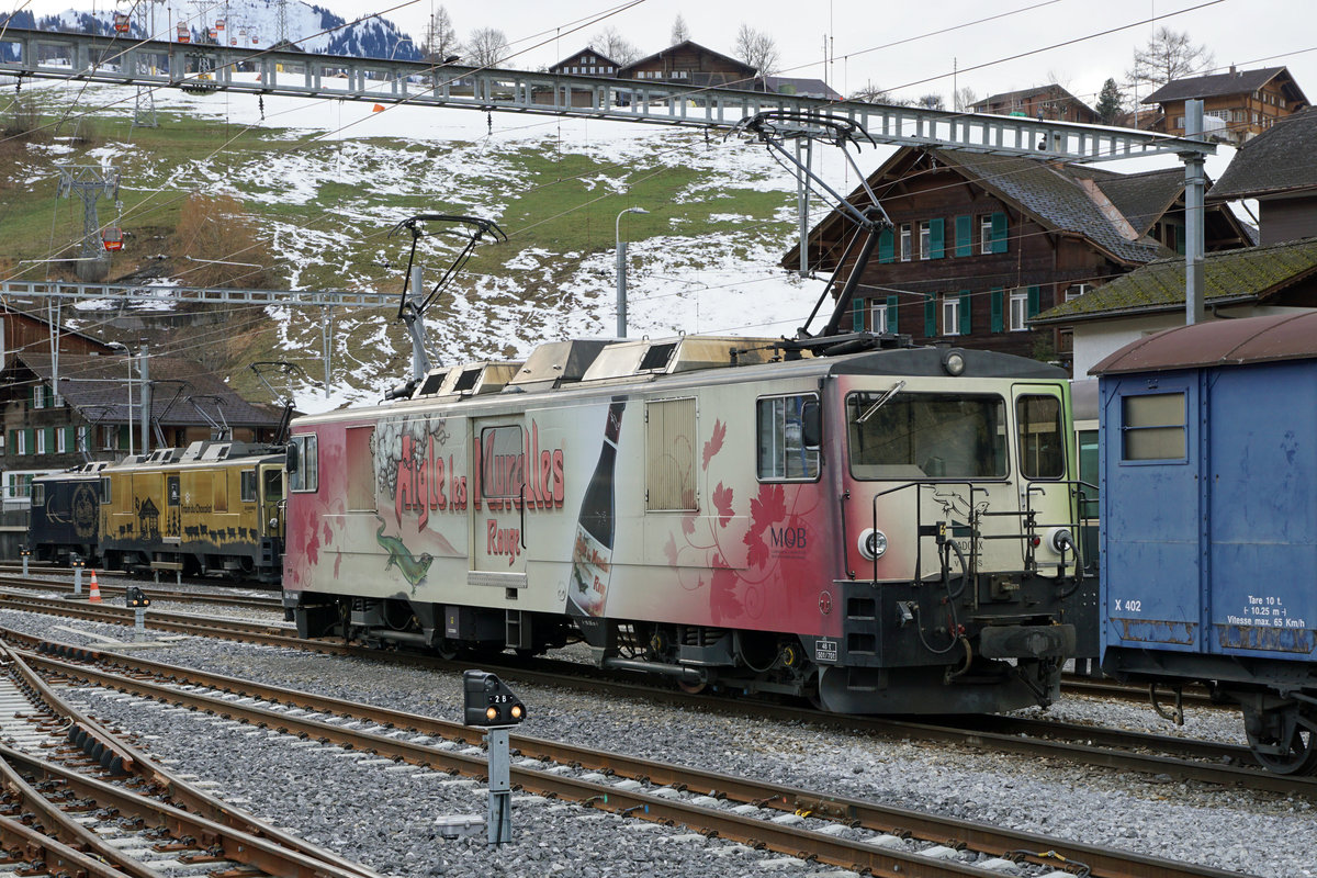 MOB:  Montreux-Berner Oberland-Bahn.
Beim genauen Hinschauen findet man auch am 8. Januar 2018 bei der MOB noch Lokomotiven und Wagen in den verschiedensten Farben. Keine Bahn in der Schweiz wechselte so oft ihr Outfit. Leider führte dieser unnötige und kostspielige Aktivismus seit vielen Jahren nie mehr zu einem einheitlichen Erscheinungsbild auf dieser herrlichen Bahnstrecke, die das Waatland mit dem Berner-Oberland verbindet. 
Foto: Walter Ruetsch   