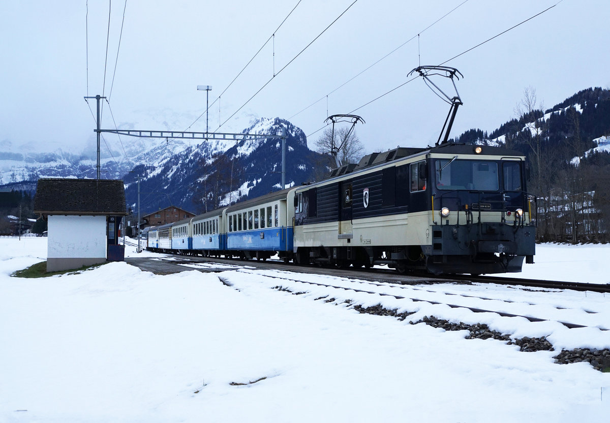 MOB:  Montreux-Berner Oberland-Bahn.
Extrazug für die Rückreise der Teilnehmer vom Jugendskilager bei Boden am 8. Januar 2018.
Foto: Walter Ruetsch
