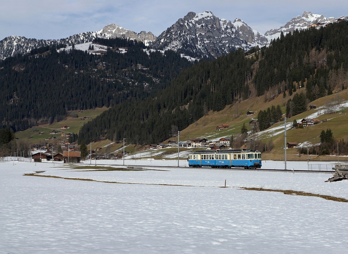 MOB:  Montreux-Berner Oberland-Bahn.
Infolge der Entgleisung eines Steuerwagens am 3. Januar 2018 an der Lenk im Berner Oberland wegen starkem Sturmwind sowie dem gegenwärtigen Streckenunterbruch zwischen Zweisimmen und Montreux sind die ABDe 8/8 weiterhin unentbehrlich. Die Triebzüge 1001 Schweiz und 4002 Vaud standen am 8. Januar 2018 während dem ganzen Tag im planmässigen Einsatz.
Unterwegs zwischen Boden und Matten.
Foto: Walter Ruetsch

