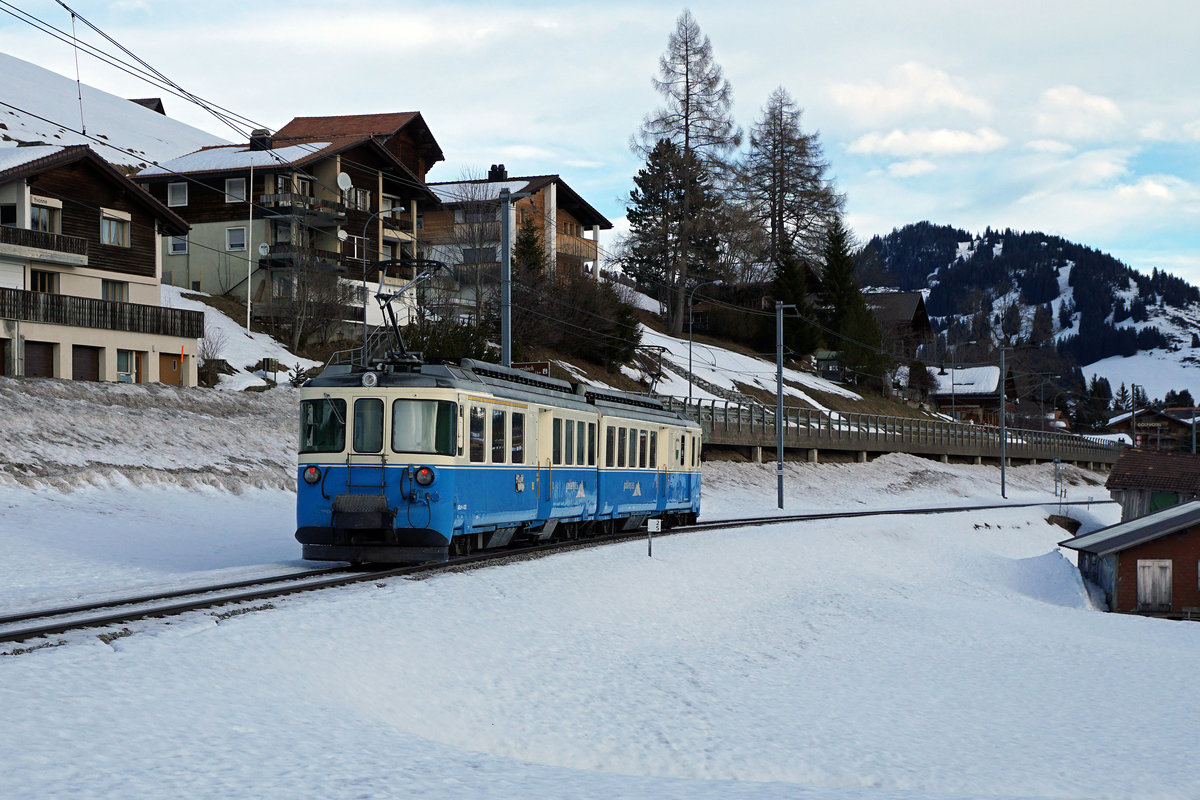 MOB:  Montreux-Berner Oberland-Bahn.
Infolge der Entgleisung eines Steuerwagens am 3. Januar 2018 an der Lenk im Berner Oberland wegen starkem Sturmwind sowie dem gegenwärtigen Streckenunterbruch zwischen Zweisimmen und Montreux sind die ABDe 8/8 weiterhin unentbehrlich. Die Triebzüge 1001 Schweiz und 4002 Vaud standen am 8. Januar 2018 während dem ganzen Tag im planmässigen Einsatz.
Zwischen Saanenmöser und Schönried.
Foto: Walter Ruetsch
