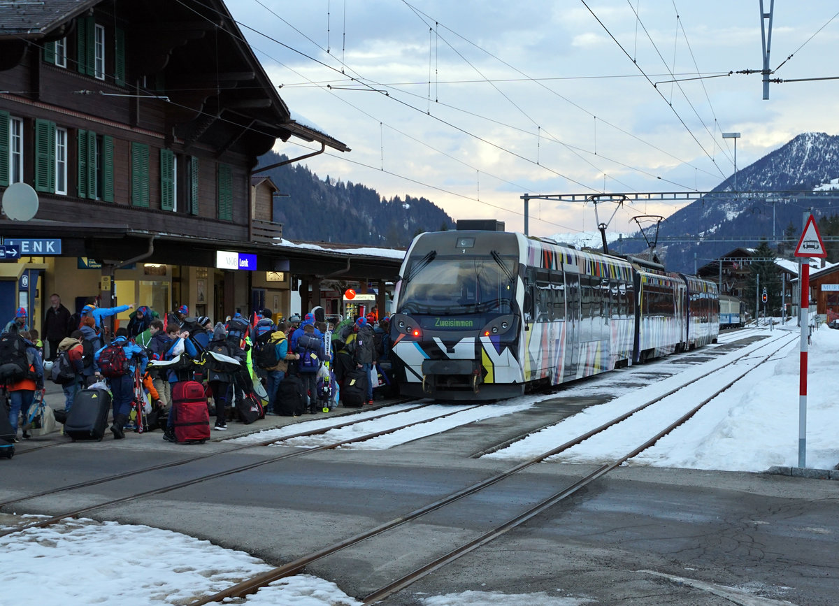 MOB:  Montreux-Berner Oberland-Bahn.
Teilnehmer vom Jugendskilager warteten am 8. Januar 2018 in der Lenk auf die Rückreise.
Foto: Walter Ruetsch
