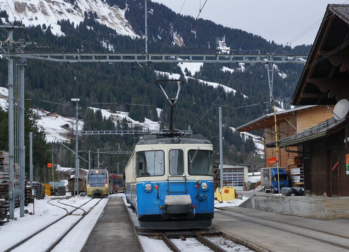 MOB:  Montreux-Berner Oberland-Bahn.
Zugskreuzung in St. Stephan vom 8. Januar 2018 mit ABDe 8/8 und Be 4/4-Pendelzug der Serie 5000.
Foto: Walter Ruetsch