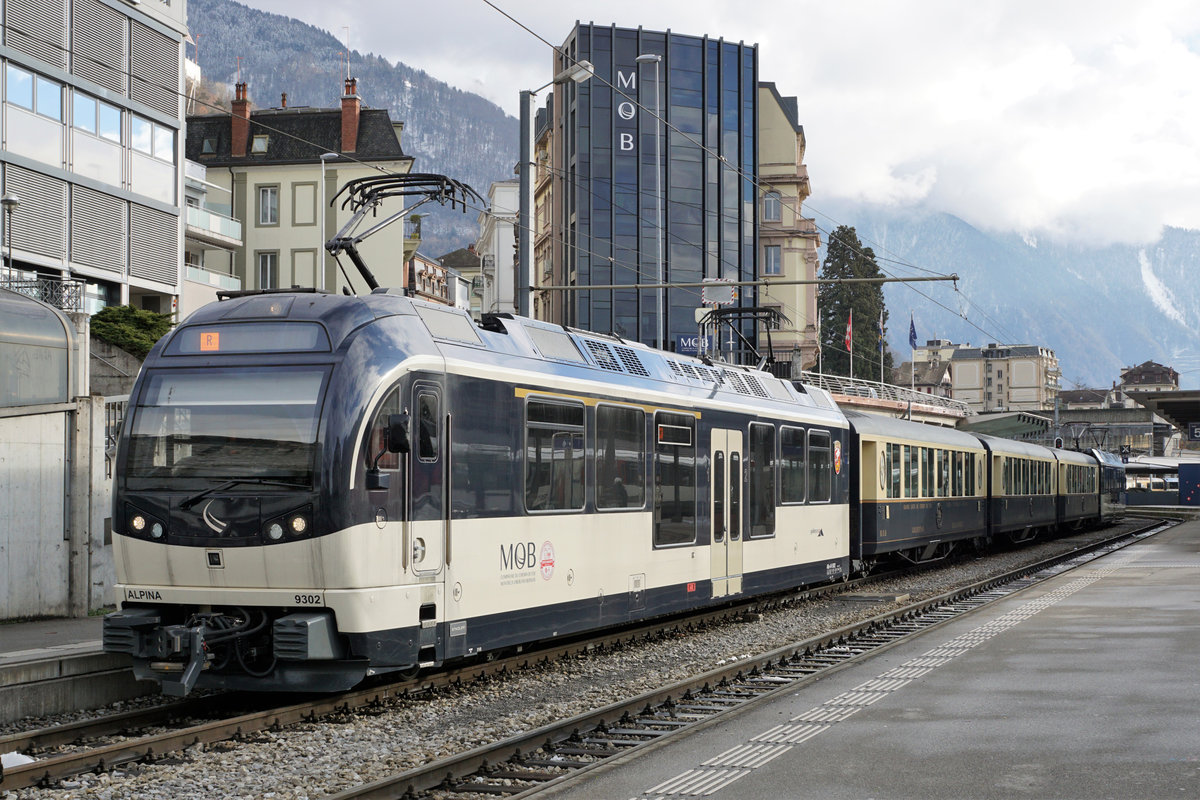 MOB PanoramaExpress 2219.
ABe 4/4 9302 ALPINA mit dem GoldenPass Belle Epoque vor passender Kulisse in Montreux am 30. Dezember 2020.
Foto: Walter Ruetsch