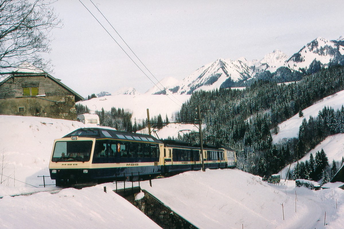 MOB: Panoramic-Express mit den BDe 4/4 3005 und 3006 bei Allières im Januar 1994.
Foto: Walter Ruetsch