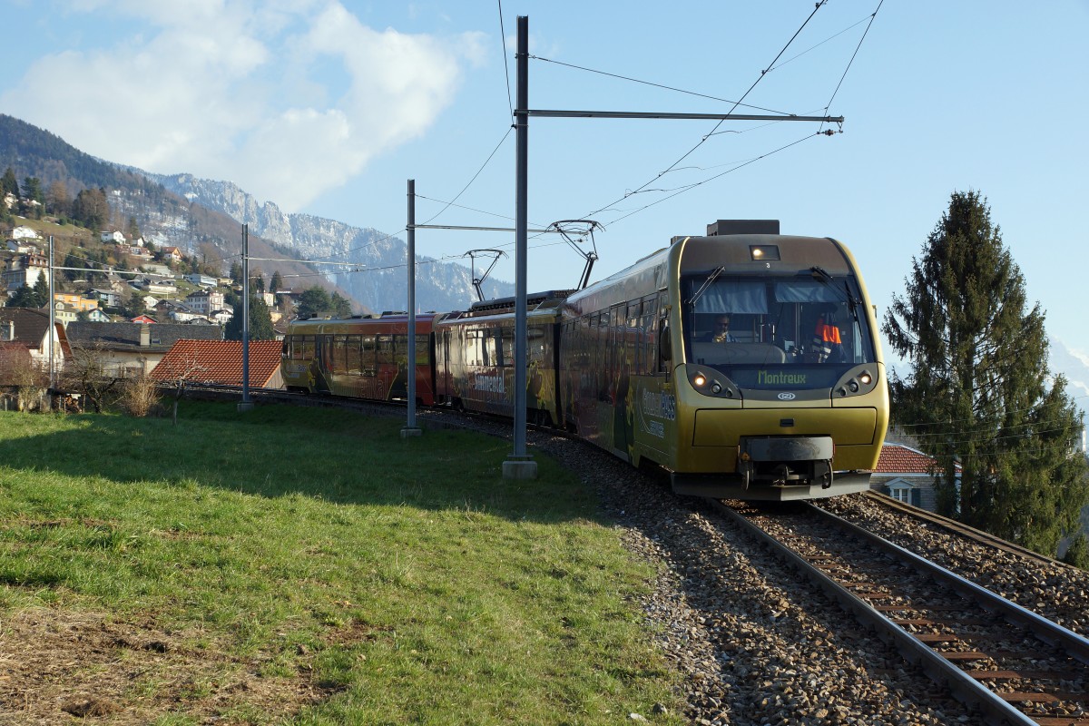 MOB: Regionalzug 2225 Zweisimmen - Montreux mit Be 4/4 5003-5004 anstatt mit einem ABDe 8/8 4001-4004 bei Sonzier am 17. März 2016.
Foto: Walter Ruetsch