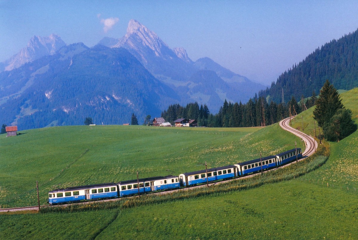 MOB: Regionalzug mit dem ABDe 8/8 4001  SCHWEIZ  auf der Fahrt nach Montreux zwischen Schönried und Gruben im Frühling 1991.
Foto: Walter Ruetsch