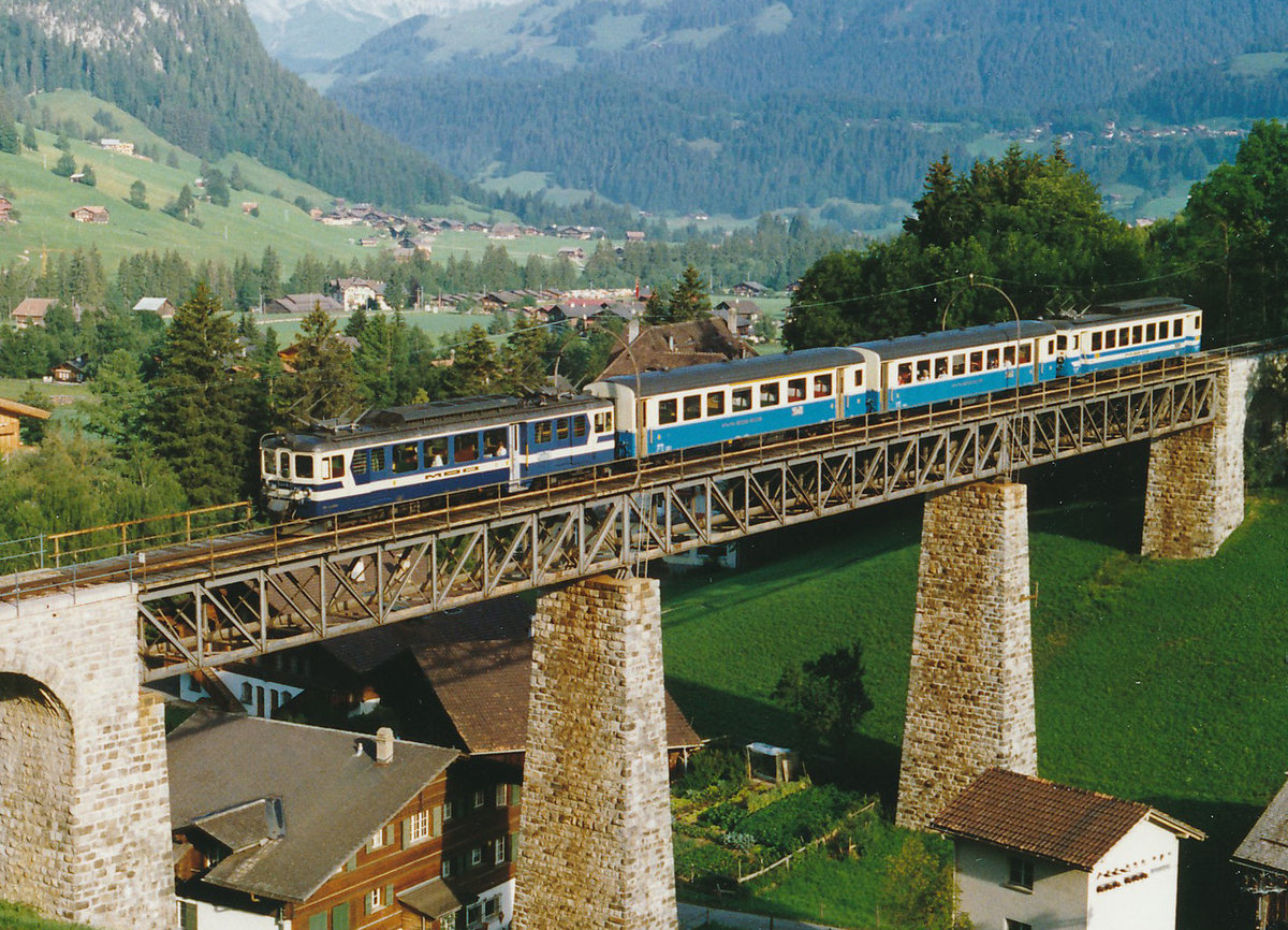 MOB: Regionalzug mit Triebfahrzeugen an beiden Enden, BDe 4/4 3004 und Be 4/4 1002 ex BA, auf dem Viadukt bei Gstaad im August 1985.
Foto: Walter Ruetsch