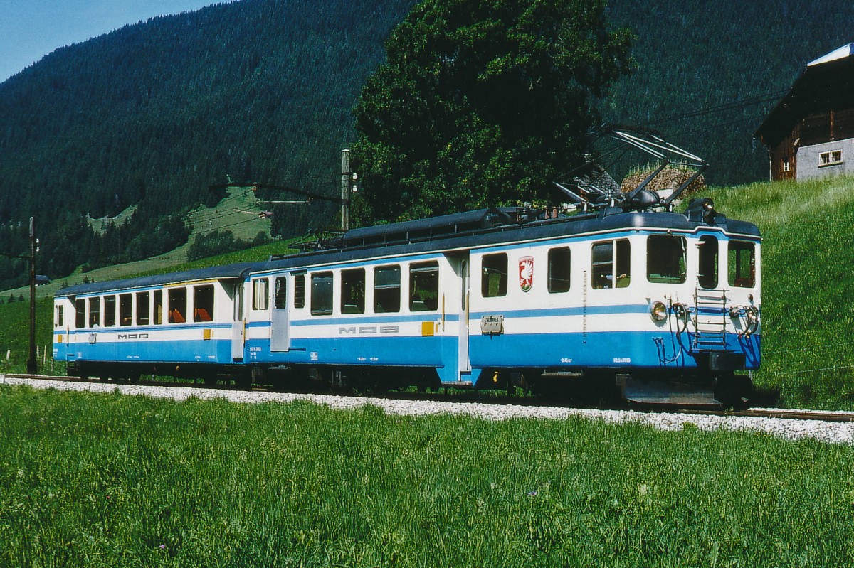 MOB: Regionalzug nach Zweisimmen mit dem BDe 4/4 3002 und dem ABt 3302 (1946) bei Rougemont im Juli 1995.
Foto: Walter Ruetsch
