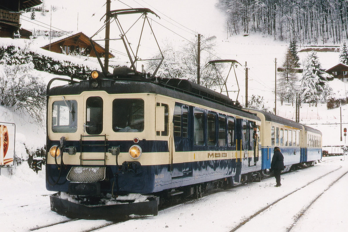 MOB Regionalzug Zweisimmen-Montreux mit nicht erkennbarem BDe 4/4 der Serie 3000 auf der Station Les Avants im Winter 1993.
Foto: Walter Ruetsch