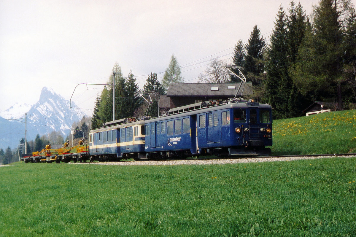MOB: Schienentransport mit BDe 4/4 3005 und BDe 4/4 3006 zwischen Schönried und Saanenmöser im April 2004.
Foto: Walter Ruetsch 