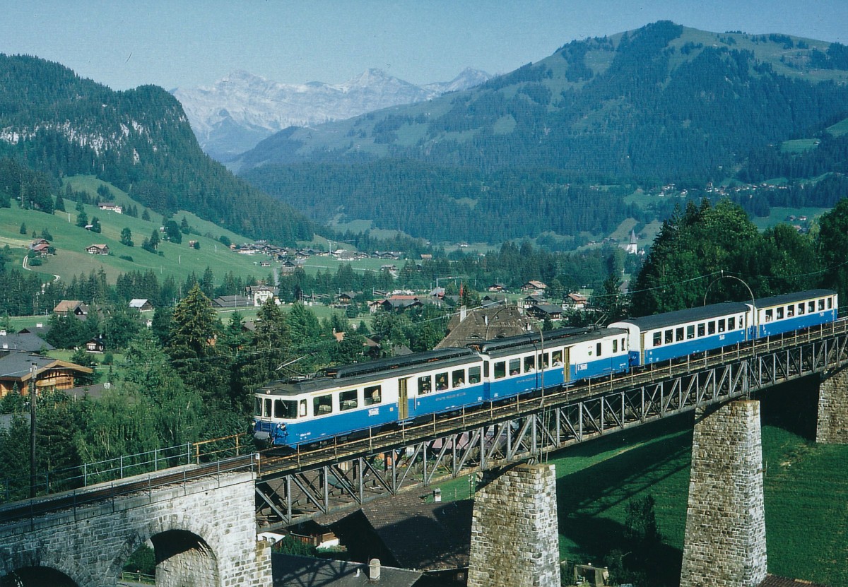 MOB: Stilreiner Regionalzug mit dem ABDe 8/8 4002  VAUD  beim Passieren des Viadukts bei Gstaad im Juli 1991.
Foto: Walter Ruetsch