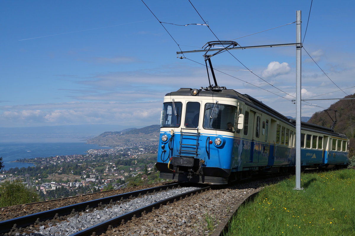 MOB: Vier Motorwagen 4000.
Bei der MOB geht die Ära der ABDe 8/8 mit Baujahr 1968 langsam aber sicher zu Ende. Zum letzten Mal waren in der Westschweiz am 17. April 2017 die ABDe 8/8 4001-4004 gemeinsam unterwegs.
ABDe 8/8 4004 bei Sonzier.
Foto: Walter Ruetsch   