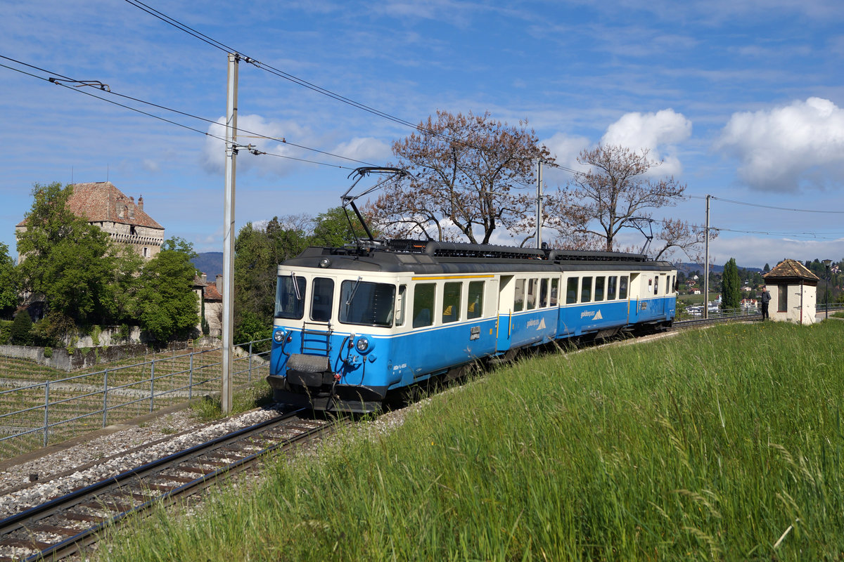 MOB: Vier Motorwagen 4000.
Bei der MOB geht die Ära der ABDe 8/8 mit Baujahr 1968 langsam aber sicher zu Ende. Zum letzten Mal waren in der Westschweiz am 17. April 2017 die ABDe 8/8 4001-4004 gemeinsam unterwegs.
ABDe 8/8 4004 bei der Durchfahrt Châtelard.
Foto: Walter Ruetsch   