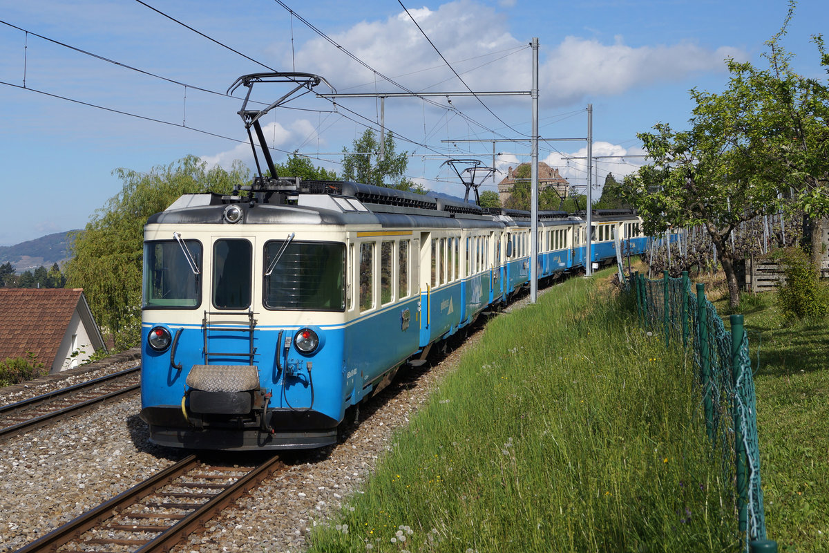 MOB: Vier Motorwagen 4000.
Bei der MOB geht die Ära der ABDe 8/8 mit Baujahr 1968 langsam aber sicher zu Ende. Zum letzten Mal waren in der Westschweiz am 17. April 2017 die ABDe 8/8 4001-4004 gemeinsam unterwegs.
Zwischen halt bei Les Colondalles.
Foto: Walter Ruetsch   
