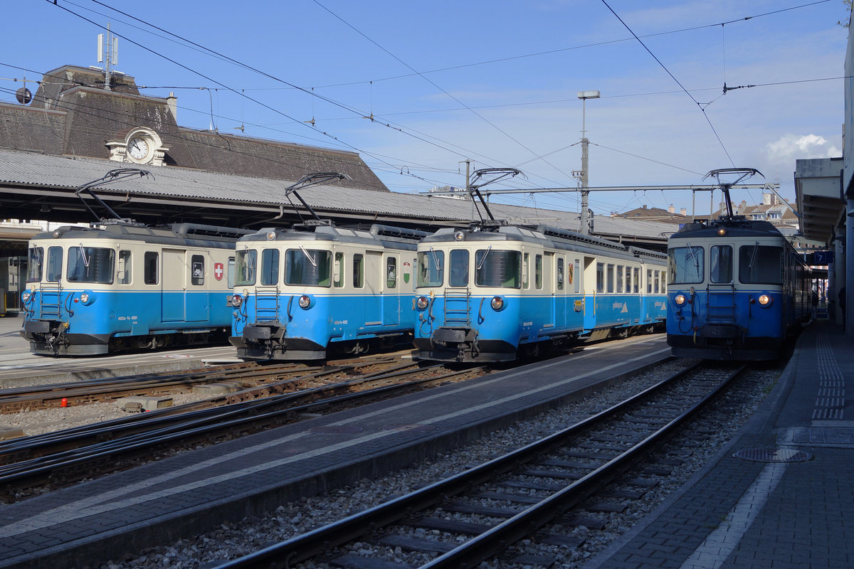 MOB: Vier Motorwagen 4000.
Bei der MOB geht die Ära der ABDe 8/8 mit Baujahr 1968 langsam aber sicher zu Ende. Zum letzten Mal waren in der Westschweiz am 17. April 2017 die ABDe 8/8 4001-4004 gemeinsam unterwegs.
Aufstellung im Bahnhof Montreux vor der gemeinsamen Reise.
Foto: Walter Ruetsch   