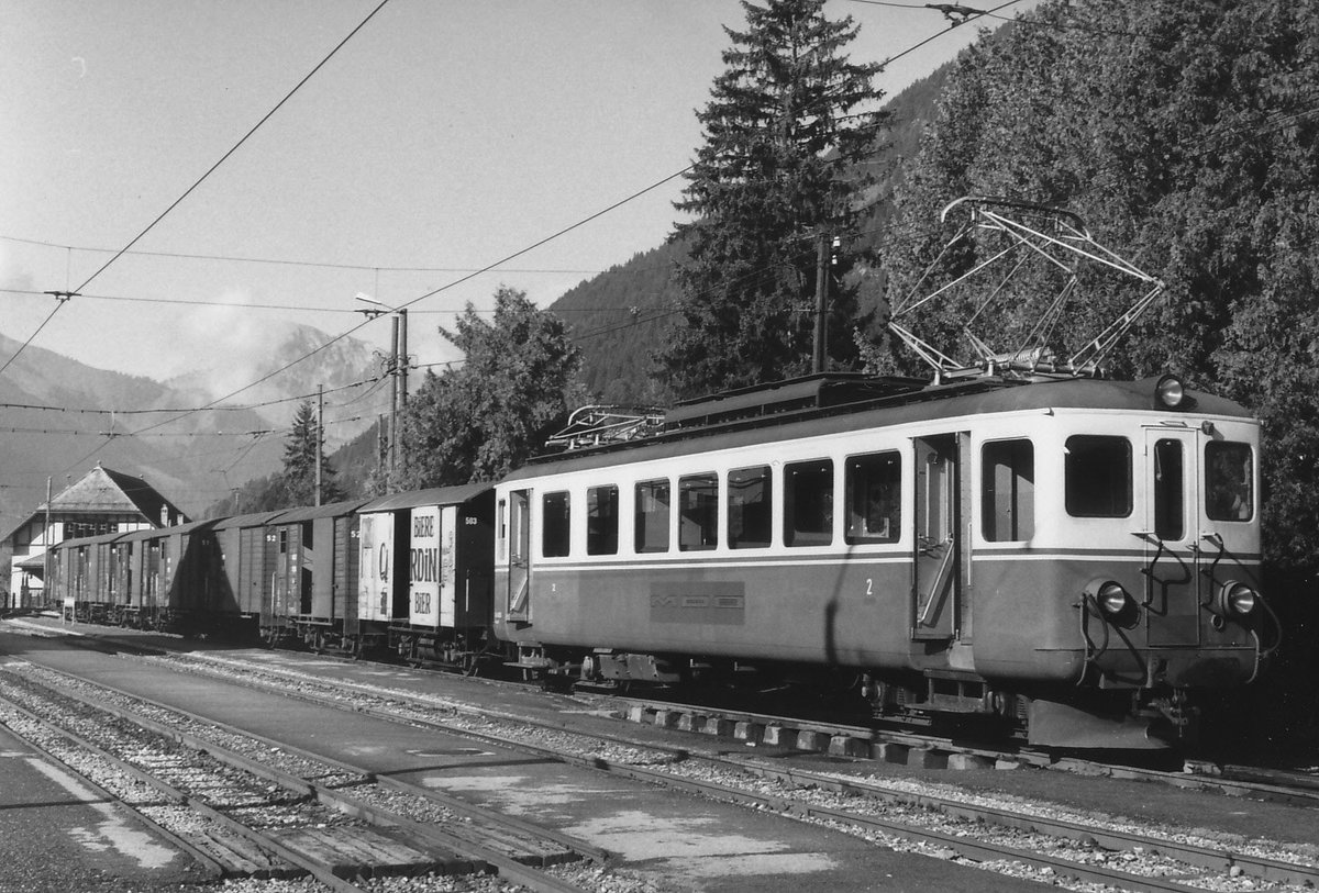 MOB: ZUM BALDIGEN ABSCHIED
Noch in diesem Jahr soll der Be 4/4 1003 (1958), ehemals FLP ABe 4/4 5 verschrottet werden. Eigentlich sehr schade, da von den Schmalspurbahnen aus dem Kanton Tessin nur sehr wenig historische Fahrzeuge erhalten blieben.
Soeben brachte der Be 4/4 1003 mehrere K-Wagen nach Château-d’Oex für den Alpviehtransport am folgenden Tag. Im Jahre 1985 präsentierte sich die 1003 noch in den Farben der FLP dem Fotografen.
Foto: Walter Ruetsch  