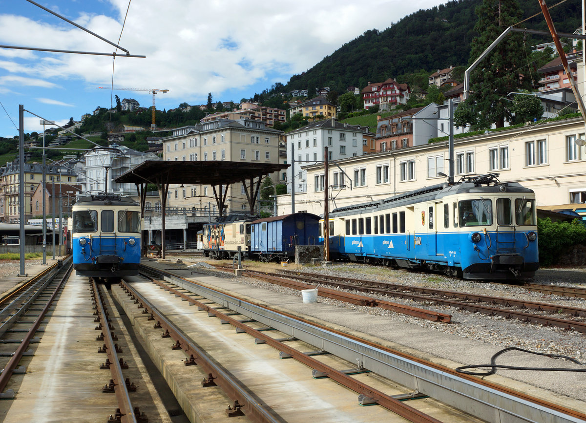 MOB: Zur Zeit ist der Bahnhof Montreux noch immer die Hochburg der ABDe 8/8 (4001-4004) Triebzüge aus den Jahren 1968, die bald durch neue Fahrzeuge ersetzt werden.
Abstellanlage Montreux mit den ABDe 8/8 4001  SCHWEIZ  und ABDe 8/8 4003  BERN  am 19. Juni 2016.
Foto: Walter Ruetsch 