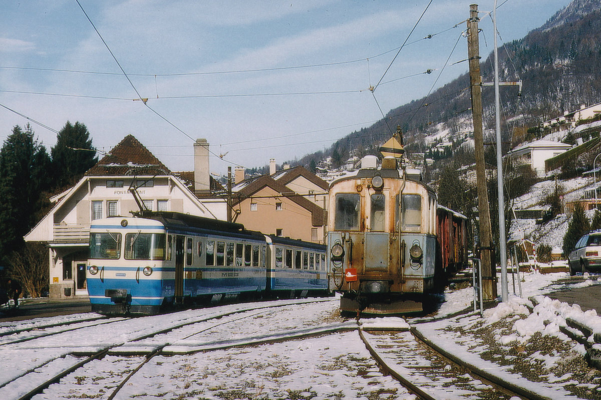 MOB:
ALT UND NEU.
Zusammentreffen von einem Triebzug der Serie BDe 4/4 5000, 1976 mit dem ausrangierten BDe 4/4 26 mit Baujahr 1912 in Fontanivent im Dezember 1993.
Foto: Walter Ruetsch
