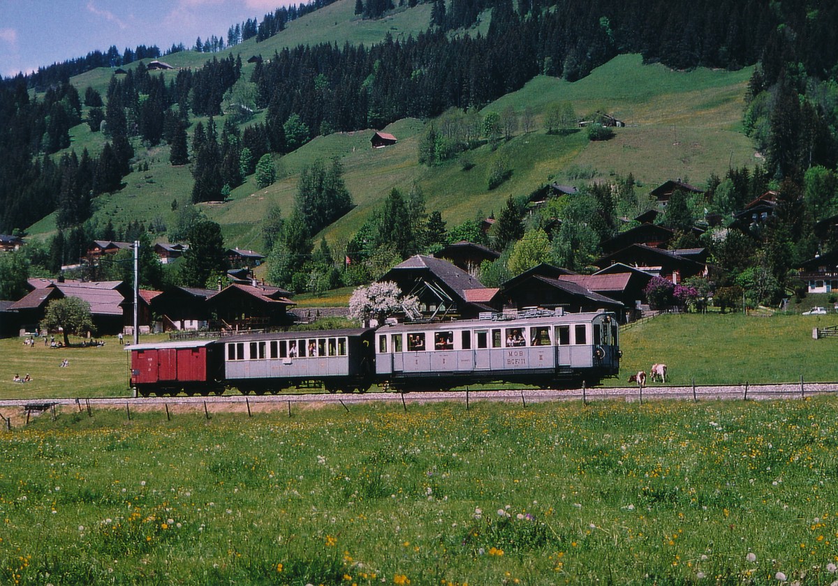 MOB/BC: Die MOB wie in alten Zeiten. Sonderzug bestehend aus dem BCFe 4/4 11 + C 45 + K bei Rougemont am 29. Mai 2004.
Foto: Walter Ruetsch