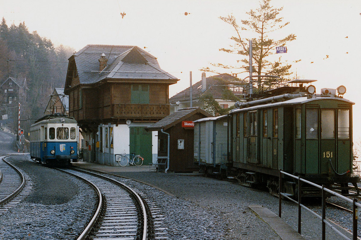 MOB/BC/CGTE: Auf dem Bahnhof Chamby, wo früher die MOB und die CEV zusammentrafen, begegnen sich nun während dem Museumsbetrieb der BC regelmäßig Züge der MOB sowie der BC. Regionalzug Montreux-Chamby bestehend aus dem Be 4/4 1001, ehemals LCD, in Chamby im Dezember 1986. Der abgestellte BCFe 4/4 151 mit Baujahr 1911 stammt von der CGTE.
Foto: Walter Ruetsch 
