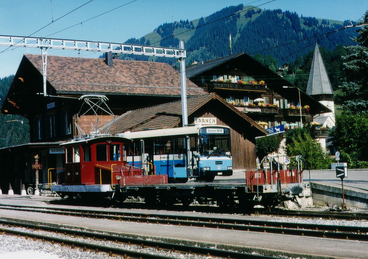 MOB/CEV/GFM: Im August 1995 konnte der CEV Te 2/2 81 (1921/63) mit dem GFM Güterwagen 913 bei einem Rangiermanöver auf dem MOB Bahnhof SAANEN verewigt werden. Im Hintergrund ist ein auf den nächsten Einsatz wartenden MOB-Bus der Marke NAW erkennbar.
Foto: Walter Ruetsch  