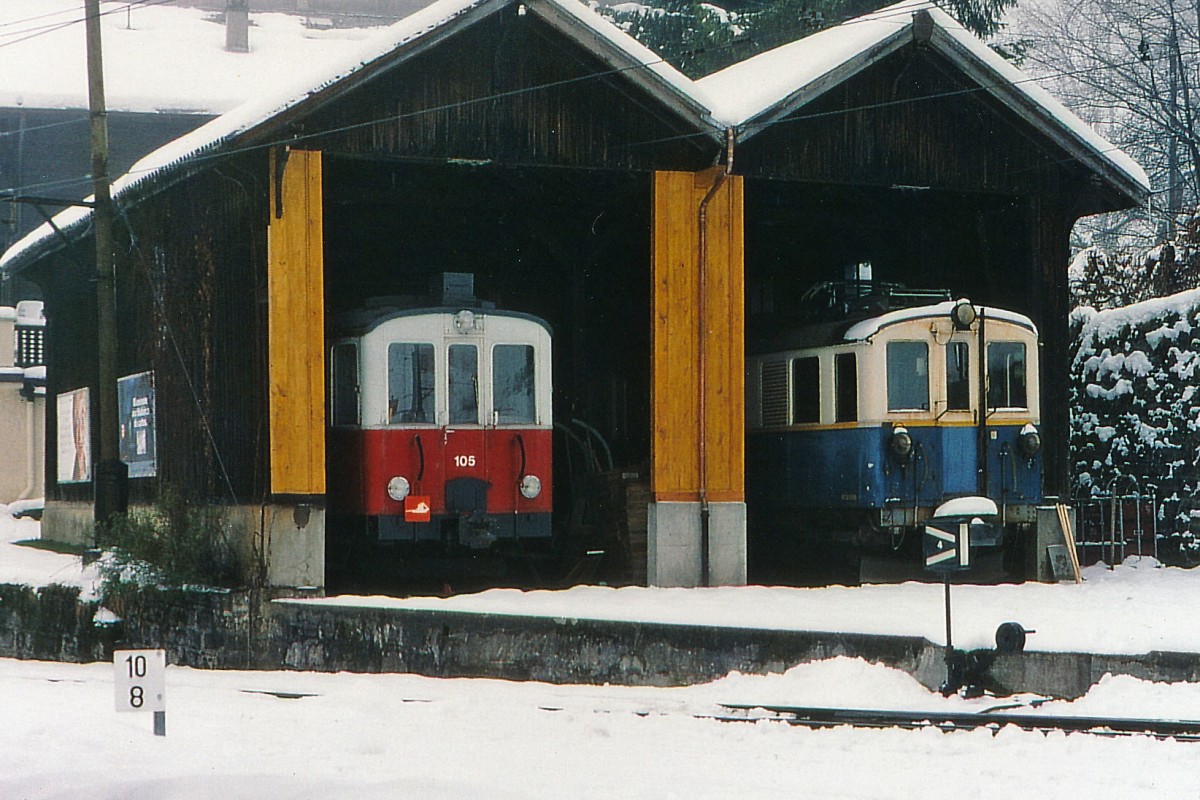 MOB/CEV/MVR: MOB De 4/4 27 und CEV BDe 4/4 in der Remise beim Bahnhof Les Avants abgestellt im Dezember 1996.
Foto: Walter Ruetsch 