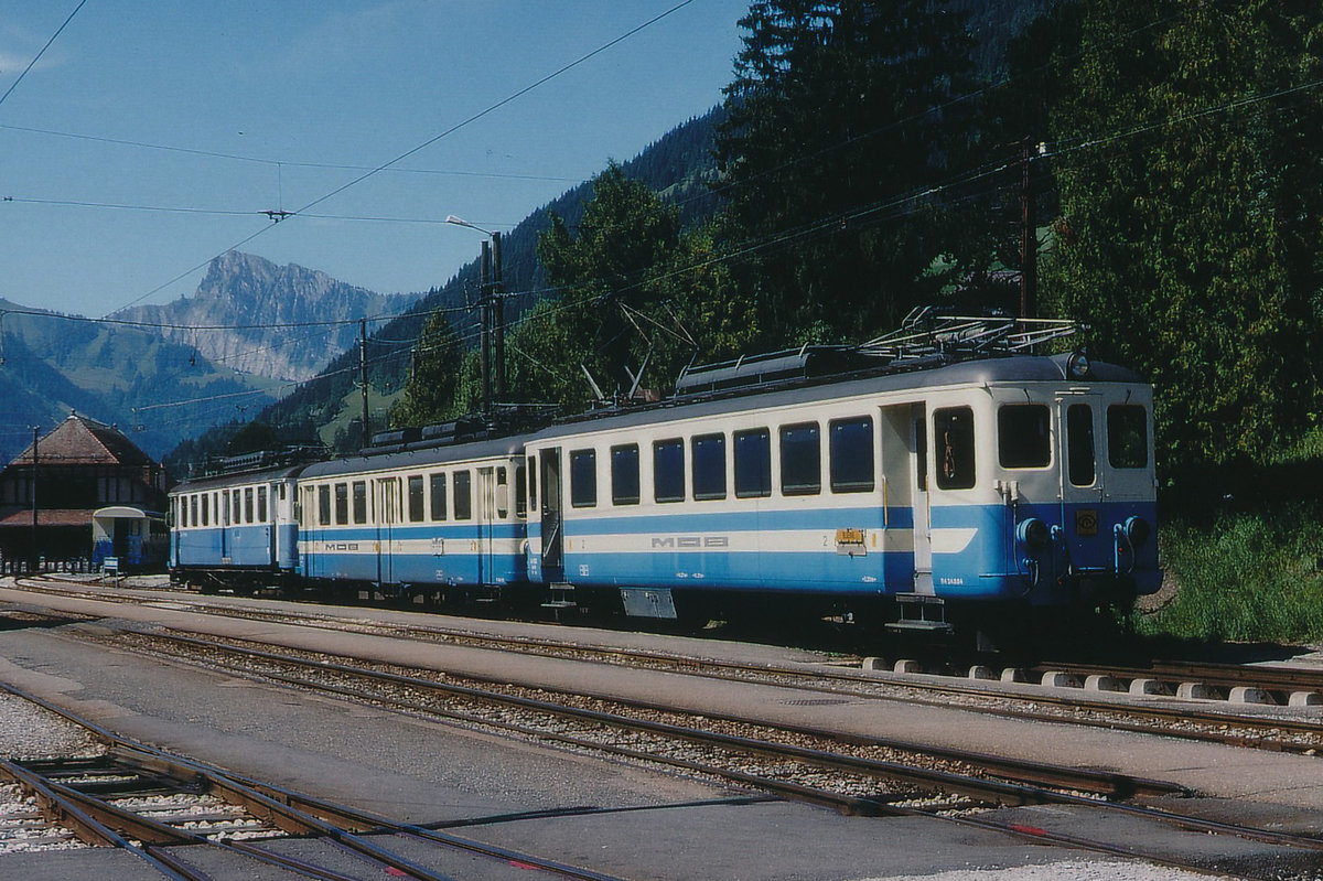 MOB/FLP/VBW/RBS: Nicht gestellte Triebwagenparade in Château d'Oex im Sommer 1990 mit BDe 4/4 37 (ehemals RBS/VBW), Be 4/4 1004 (ehemals RBS/VBW) und Be 4/4 1003 (ehemals FLP). 
Foto: Walter Ruetsch 